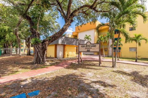 Condo in Hialeah, Florida, 2 bedrooms  № 1391490 - photo 1