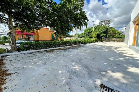 Propiedad comercial en venta en North Miami, Florida № 1391514 - foto 4