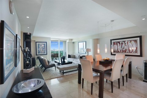 Condo in Miami, Florida, 2 bedrooms  № 653843 - photo 1