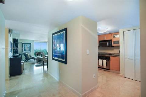 Condo in Miami, Florida, 2 bedrooms  № 653843 - photo 12