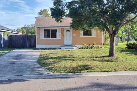 House in Saint Petersburg, Florida 2 bedrooms, 69.12 sq.m. № 1336809 - photo 2