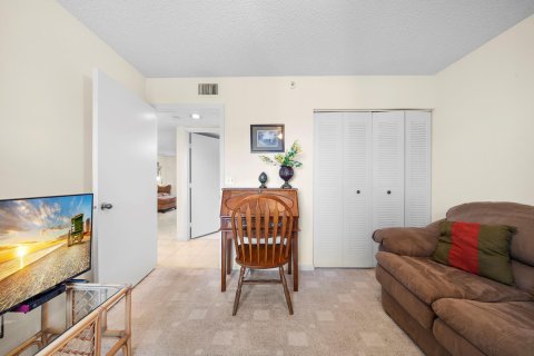 Condo in Tamarac, Florida, 2 bedrooms  № 1221465 - photo 1