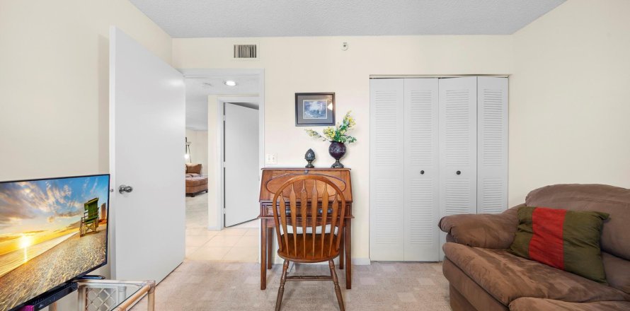 Condo in Tamarac, Florida, 2 bedrooms  № 1221465