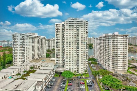 Condo in Aventura, Florida, 1 bedroom  № 1103779 - photo 1