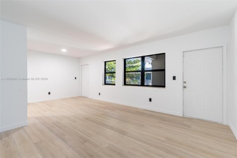 Appartement à louer à North Miami, Floride: 2 chambres, 72 m2 № 1358581 - photo 2