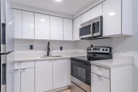 Apartamento en alquiler en North Miami, Florida, 2 dormitorios, 72 m2 № 1358581 - foto 1