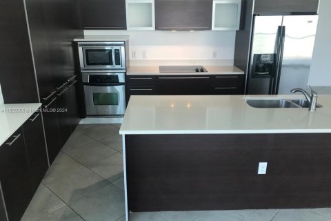 Condominio en alquiler en Miami, Florida, 3 dormitorios, 213.68 m2 № 1358582 - foto 10