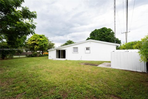 House in Cutler Bay, Florida 4 bedrooms, 130.53 sq.m. № 1358580 - photo 14