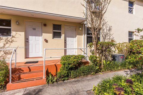 Condo in Miami Shores, Florida, 2 bedrooms  № 1230614 - photo 23