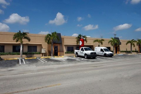 Commercial property in Oakland Park, Florida № 580770 - photo 11