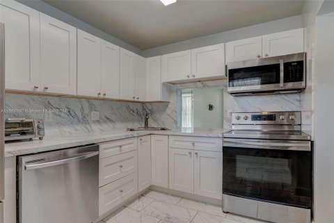 Condo in Tamarac, Florida, 2 bedrooms  № 1119209 - photo 18