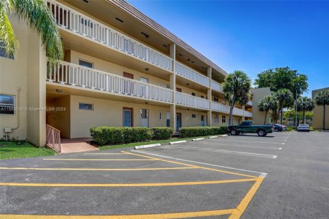 Condo in Tamarac, Florida, 2 bedrooms  № 1119209 - photo 11