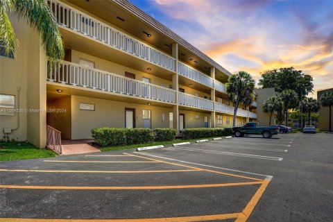 Condo in Tamarac, Florida, 2 bedrooms  № 1119209 - photo 1