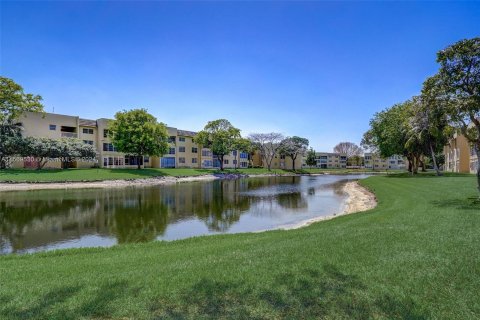 Condo in Tamarac, Florida, 2 bedrooms  № 1119209 - photo 8