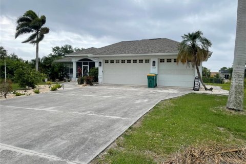 Villa ou maison à vendre à Port Charlotte, Floride: 3 chambres, 182.55 m2 № 1113578 - photo 4