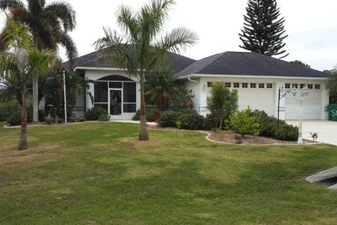 House in Port Charlotte, Florida 3 bedrooms, 182.55 sq.m. № 1113578 - photo 1