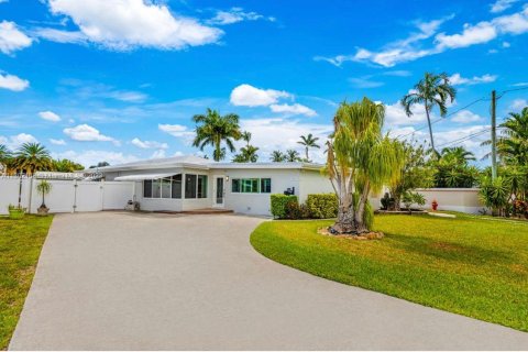House in Wilton Manors, Florida 3 bedrooms, 228.35 sq.m. № 611812 - photo 2