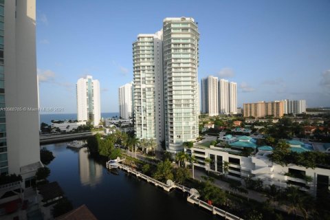 Condominio en venta en Sunny Isles Beach, Florida, 3 dormitorios, 138.33 m2 № 611775 - foto 1