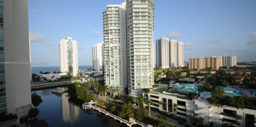 Condominio en Sunny Isles Beach, Florida, 3 dormitorios  № 611775