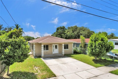 House in Miami, Florida 4 bedrooms, 160.54 sq.m. № 1380452 - photo 1