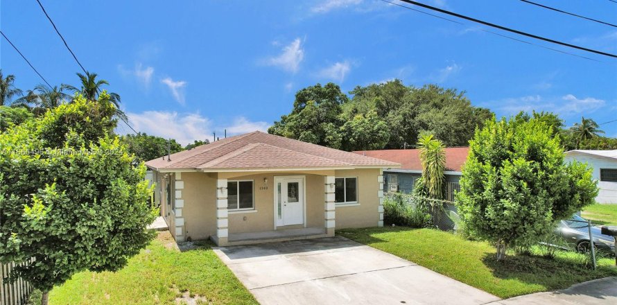 House in Miami, Florida 4 bedrooms, 160.54 sq.m. № 1380452