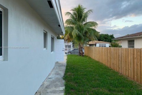 Villa ou maison à louer à Miami, Floride: 2 chambres, 135.17 m2 № 1357026 - photo 4