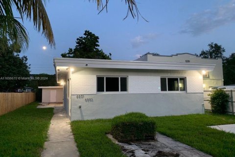 House in Miami, Florida 2 bedrooms, 135.17 sq.m. № 1357026 - photo 1