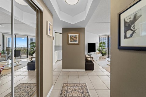 Condo in Aventura, Florida, 2 bedrooms  № 1180021 - photo 9