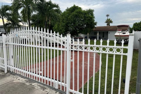 House in Hialeah, Florida 3 bedrooms, 99.41 sq.m. № 1310956 - photo 5