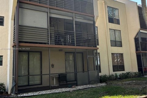 Condominio en venta en Tamarac, Florida, 2 dormitorios, 95.04 m2 № 1310999 - foto 2