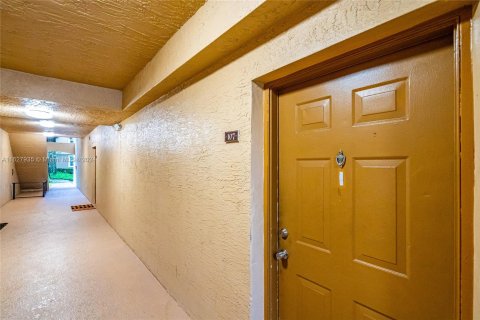 Condo in Pembroke Pines, Florida, 3 bedrooms  № 1282084 - photo 4