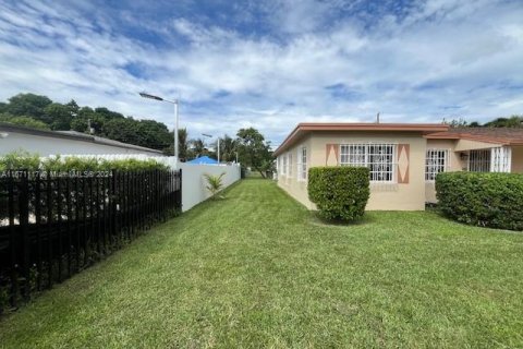 House in Miami, Florida 4 bedrooms, 173.08 sq.m. № 1391528 - photo 3