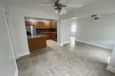 House in Miami, Florida 4 bedrooms, 173.08 sq.m. № 1391528 - photo 12