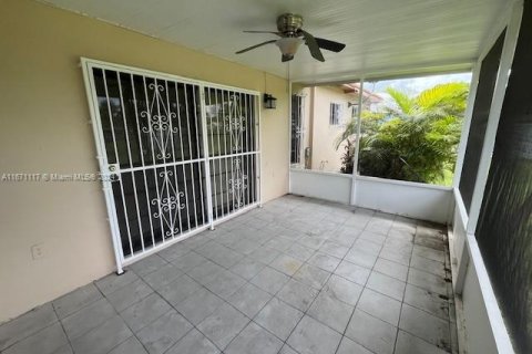 House in Miami, Florida 4 bedrooms, 173.08 sq.m. № 1391528 - photo 6