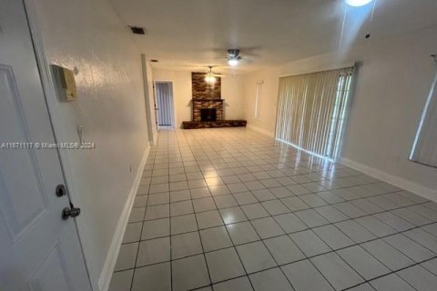 House in Miami, Florida 4 bedrooms, 173.08 sq.m. № 1391528 - photo 7