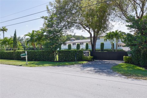 House in Plantation, Florida 5 bedrooms, 372.82 sq.m. № 1236824 - photo 3