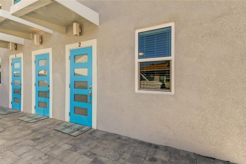 Propiedad comercial en venta en Madeira Beach, Florida, 5 dormitorios, 270.16 m2 № 1166572 - foto 2