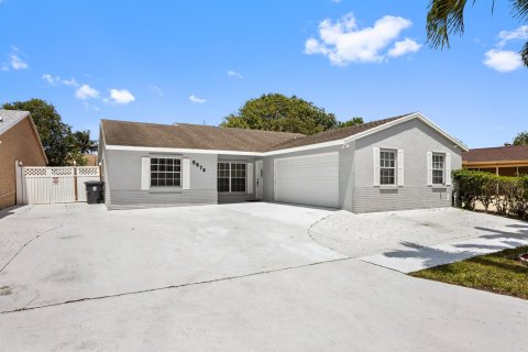 House in Lake Worth, Florida 4 bedrooms, 161.65 sq.m. № 1116702 - photo 1