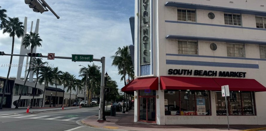 Commercial property in Miami Beach, Florida 409.79 sq.m. № 1375449