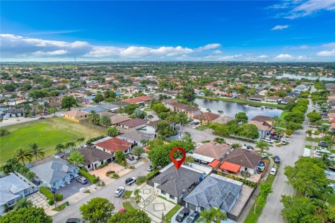 House in Hialeah, Florida 4 bedrooms, 151.15 sq.m. № 1375451 - photo 4