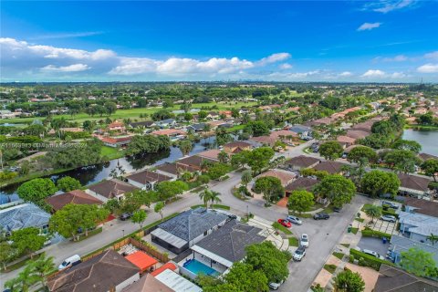 House in Hialeah, Florida 4 bedrooms, 151.15 sq.m. № 1375451 - photo 6