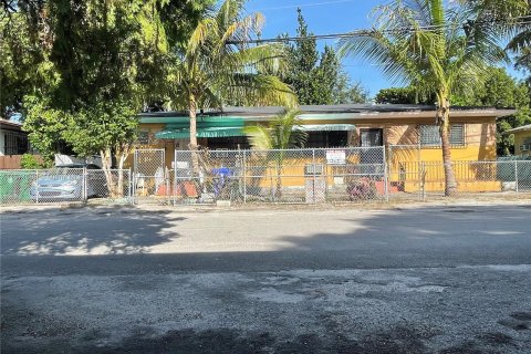 Propiedad comercial en venta en Miami, Florida, 148.74 m2 № 1391523 - foto 1