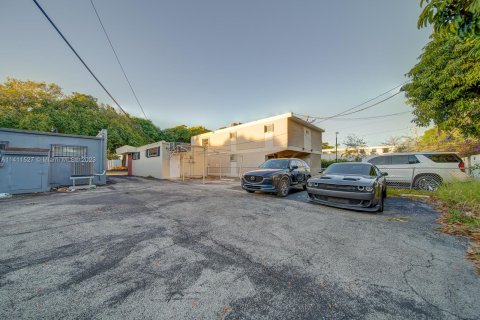 Propiedad comercial en venta en Miami, Florida № 613432 - foto 18