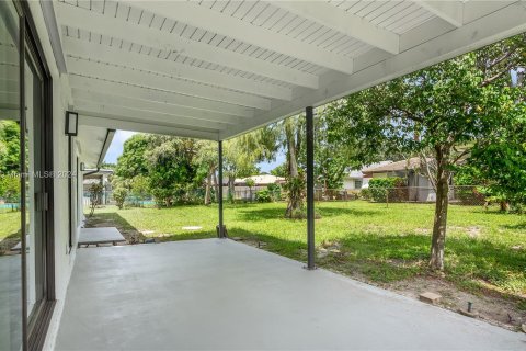 House in Coral Springs, Florida 3 bedrooms, 166.85 sq.m. № 1333493 - photo 18