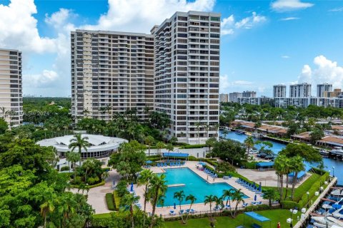 Condominio en venta en Hallandale Beach, Florida, 2 dormitorios, 118.91 m2 № 1333462 - foto 9