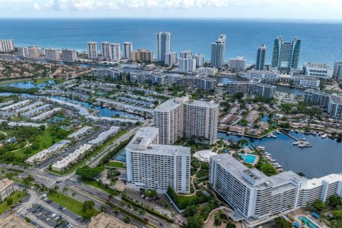 Condominio en venta en Hallandale Beach, Florida, 2 dormitorios, 118.91 m2 № 1333462 - foto 2