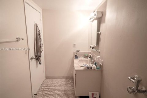 Condo in Hallandale Beach, Florida, 2 bedrooms  № 1333462 - photo 28