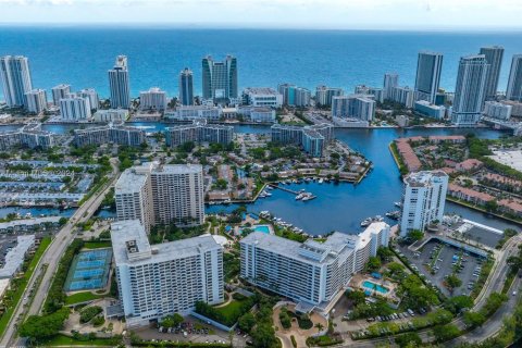 Condo in Hallandale Beach, Florida, 2 bedrooms  № 1333462 - photo 3