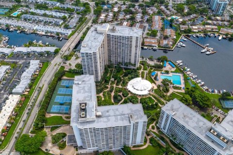 Condominio en venta en Hallandale Beach, Florida, 2 dormitorios, 118.91 m2 № 1333462 - foto 4