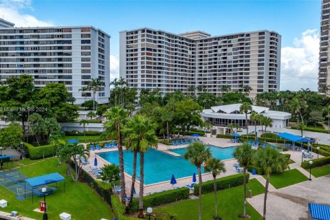 Condo in Hallandale Beach, Florida, 2 bedrooms  № 1333462 - photo 15